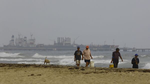 Ngư dân trên bờ biển đối diện tàu dầu Iran chở nhiên liệu đến Venezuela. - Sputnik Việt Nam