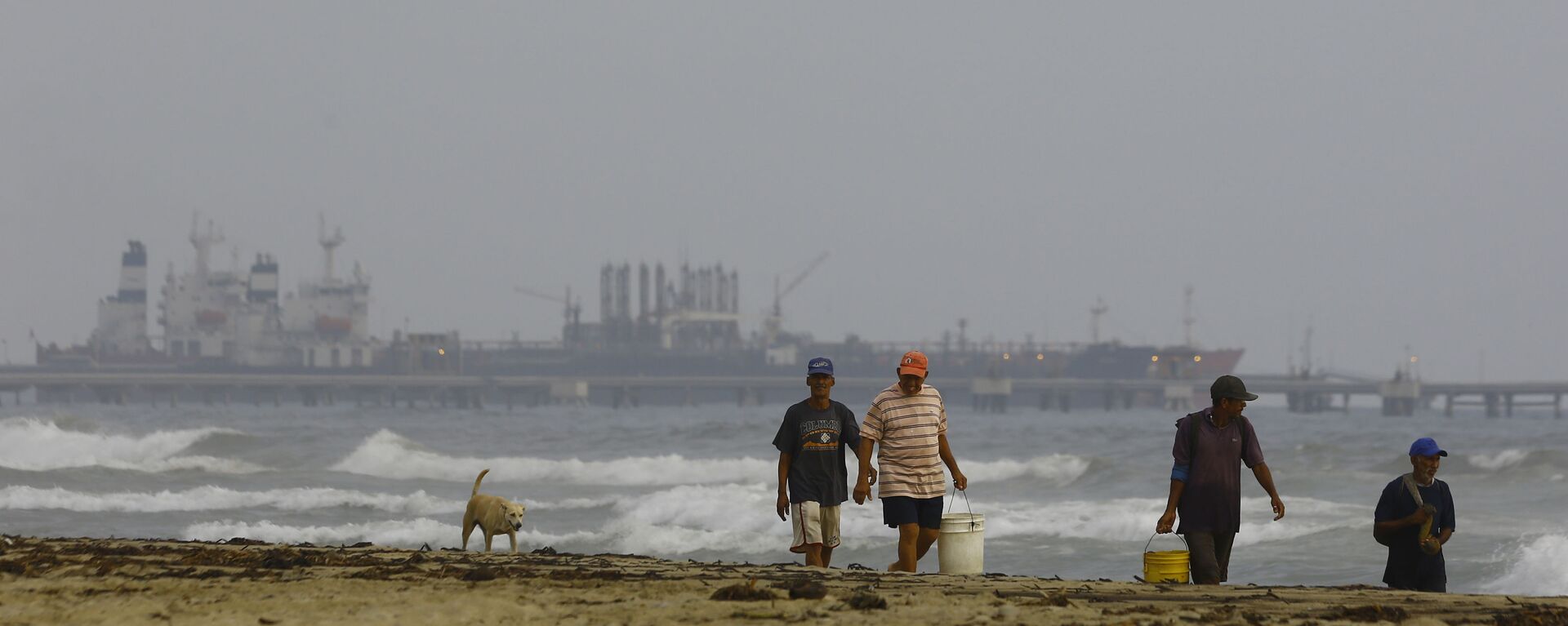 Ngư dân trên bờ biển đối diện tàu dầu Iran chở nhiên liệu đến Venezuela. - Sputnik Việt Nam, 1920, 05.06.2022