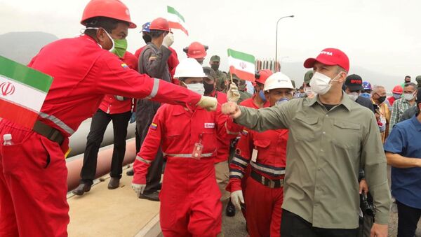 Các công nhân nhà máy lọc dầu Venezuela và bộ trưởng Dầu mỏ Venezuela Tarek El Aissami. - Sputnik Việt Nam