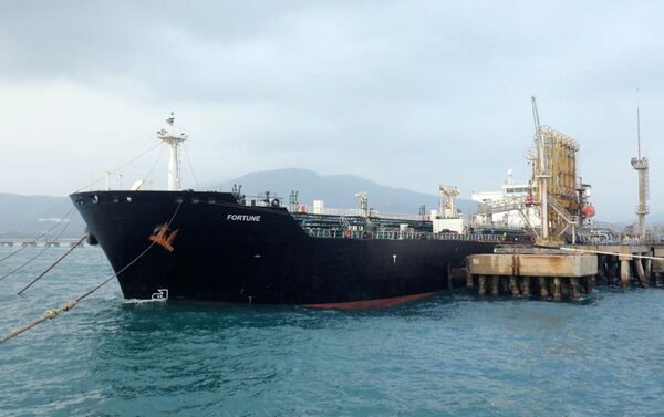 Tàu chở dầu Fortune Iran chở nhiên liệu tại nhà máy El Palito ở Venezuela. - Sputnik Việt Nam