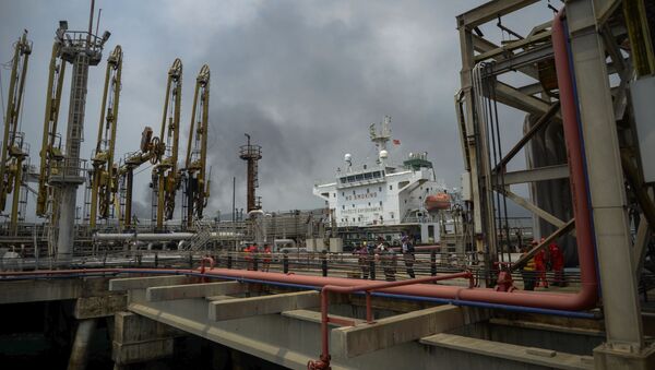 Tàu chở dầu Fortune Iran chở nhiên liệu tại nhà máy El Palito ở Venezuela. - Sputnik Việt Nam