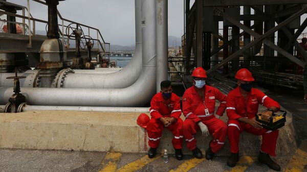 Các công nhân nhà máy lọc dầu Venezuela với lá cờ Iran khi tàu chở dầu Iran tới nước này. - Sputnik Việt Nam