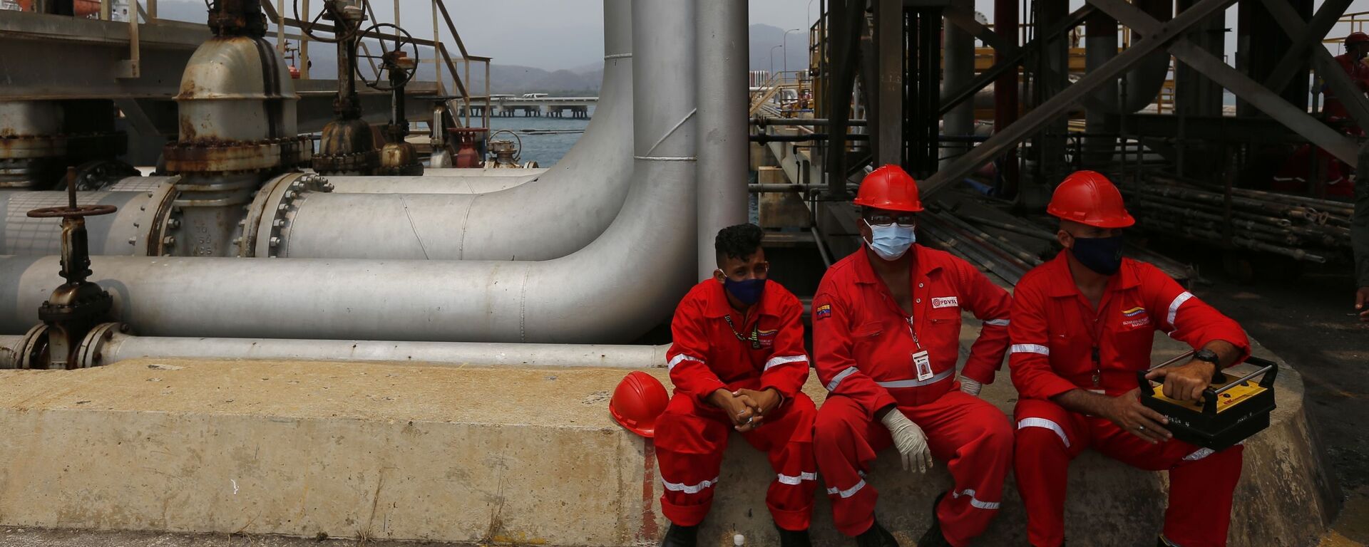 Các công nhân nhà máy lọc dầu Venezuela với lá cờ Iran khi tàu chở dầu Iran tới nước này. - Sputnik Việt Nam, 1920, 02.11.2021