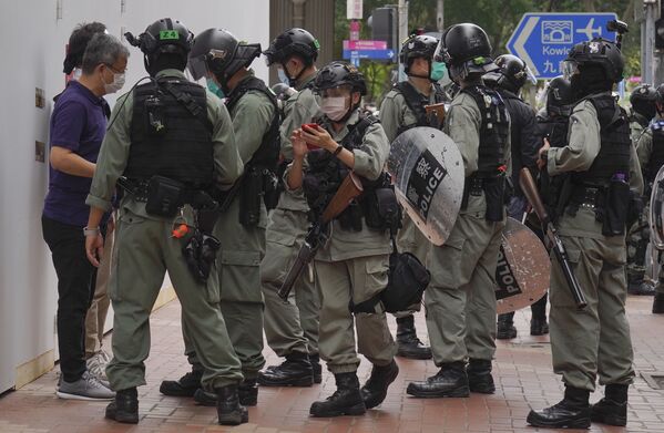Nhân viên chống bạo động đường phố kiểm tra những người biểu tình ở Hồng Kông - Sputnik Việt Nam