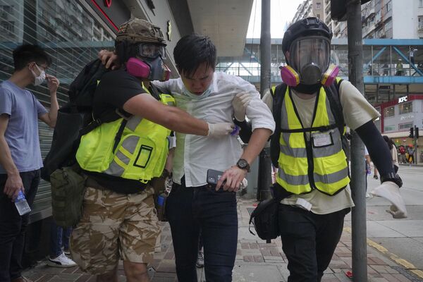Tình nguyện viên y tế giúp người bị trúng hơi cay trong cuộc biểu tình phản đối ở Hồng Kông - Sputnik Việt Nam