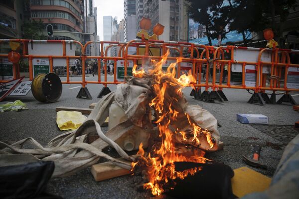 Đống rác cháy trên đường phố Hồng Kông trong cuộc biểu tình - Sputnik Việt Nam