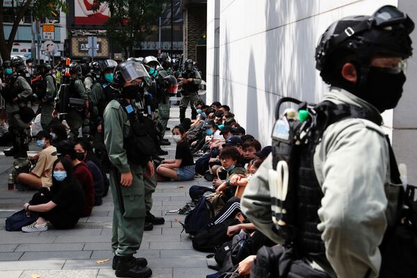Những người biểu tình chống Chính phủ ở Hồng Kông sau khi bị bắt giữ - Sputnik Việt Nam