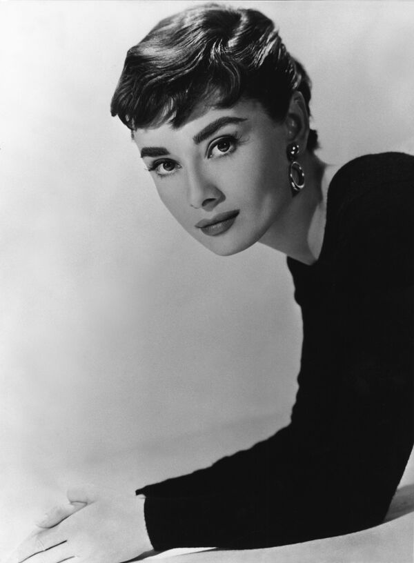 Nữ diễn viên Audrey Hepburn ở London, năm 1948 - Sputnik Việt Nam