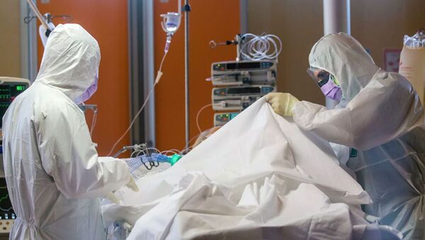 Nhân viên y tế trong phòng chăm sóc đặc biệt tại một phòng khám ở Ý. - Sputnik Việt Nam