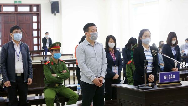 Bị cáo Hà Văn Thắm (48 tuổi, cựu Chủ tịch HĐQT Ngân hàng Đại Dương - Oceanbank) và đồng phạm tại phiên xét xử.  - Sputnik Việt Nam
