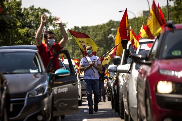 Người biểu tình chống chính phủ ở Madrid phản đối các biện pháp kiểm dịch - Sputnik Việt Nam