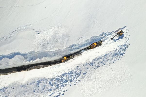 Xe dọn tuyết dọn đường ở ngã tư núi giữa Setesdal và Sirdal, Na Uy - Sputnik Việt Nam