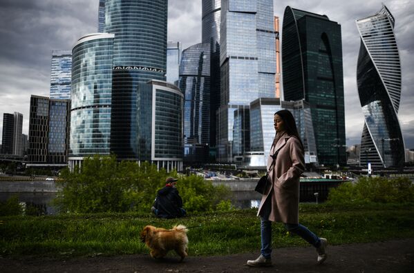 Cô gái đi dạo cùng con chó ở Moskva - Sputnik Việt Nam