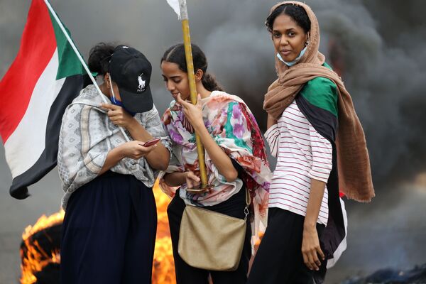 Những người phụ nữ dương cờ trong cuộc biểu tình ở Khartoum, Sudan - Sputnik Việt Nam
