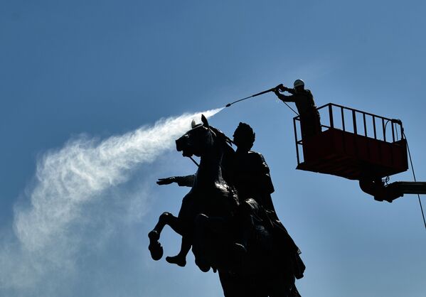 Nhân viên dịch vụ thành phố rửa bức tượng  Piotr I trên Quảng trường Thượng viện ở St. Petersburg - Sputnik Việt Nam
