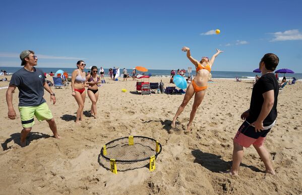 Các bạn trẻ vui chơi trên bãi biển ở Ocean City, Maryland, USA - Sputnik Việt Nam