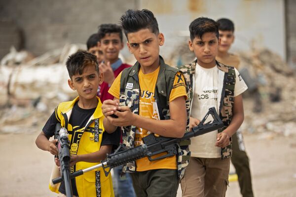 Trẻ em với vũ khí đồ chơi trong tay ở thành phố Basra, Iraq - Sputnik Việt Nam
