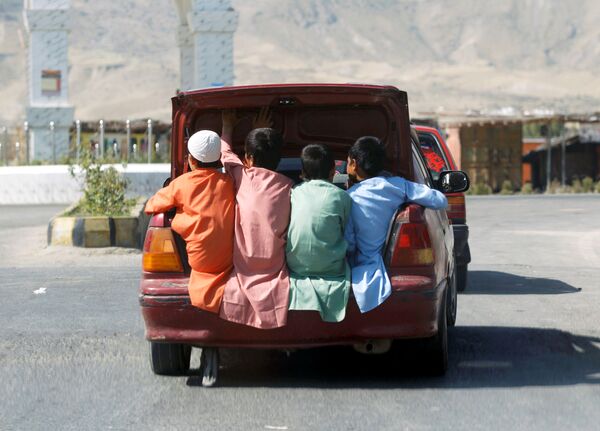 Trẻ em Afghanistan ngồi trong cốp xe ở tỉnh Laghman, Afghanistan - Sputnik Việt Nam
