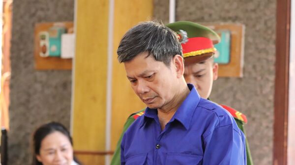 Bị cáo Lò Văn Huynh (nguyên Trưởng phòng Khảo thí và Quản lý chất lượng giáo dục, Sở Giáo dục và Đào tạo) tại phiên tòa. - Sputnik Việt Nam