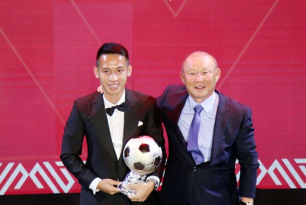 Huấn luyện viên Park Hang-seo trao giải và chúc mừng Quả bóng Vàng nam năm 2019 Đỗ Hùng Dũng - Sputnik Việt Nam