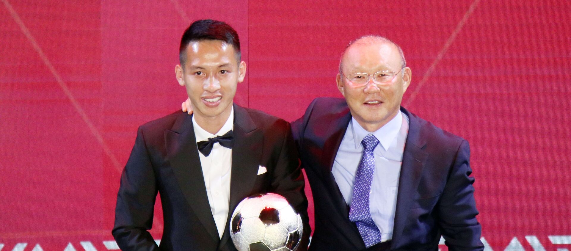 Huấn luyện viên Park Hang-seo trao giải và chúc mừng Quả bóng Vàng nam năm 2019 Đỗ Hùng Dũng - Sputnik Việt Nam, 1920, 27.05.2020