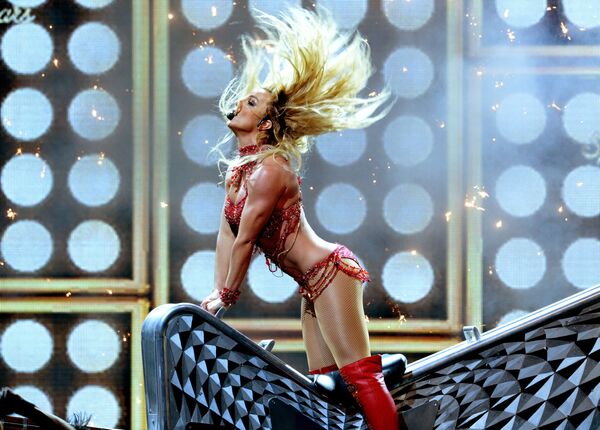 Nữ ca sĩ nhạc pop Mỹ Britney Spears biểu diễn tại lễ trao giải thưởng 2016 Billboard Music Awards  ở Las Vegas, Hoa Kỳ - Sputnik Việt Nam