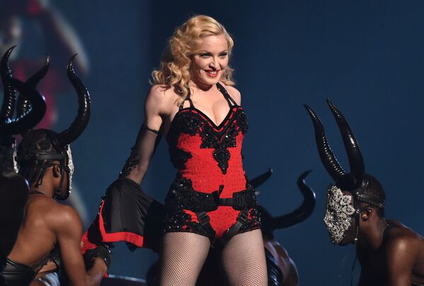 Nữ ca sĩ Madonna biểu diễn tại lễ trao giải Grammy thường niên lần thứ 57 tại Los Angeles, năm 2015 - Sputnik Việt Nam