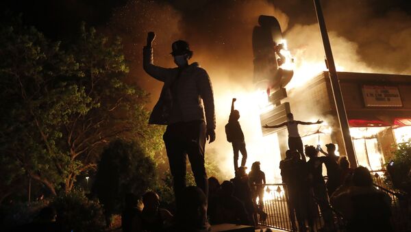 Người biểu tình tại một đồn cảnh sát đang cháy ở thành phố Minneapolis, bang Minnesota, Hoa Kỳ - Sputnik Việt Nam
