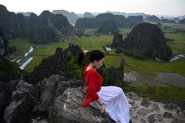 Cô gái chụp ảnh trên vách đá tại Đài quan sát hang Múa ở Việt Nam - Sputnik Việt Nam