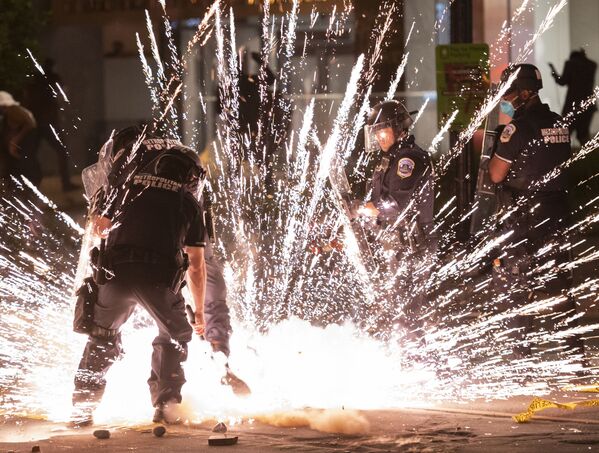 Người biểu tình ném pháo nổ ở Washington - Sputnik Việt Nam