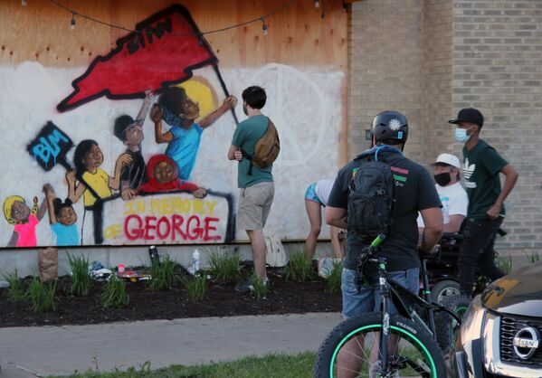 Bích hoạ graffiti tưởng niệm George Floyd, nạn nhân chết dưới tay cảnh sát ở Minneapolis - Sputnik Việt Nam