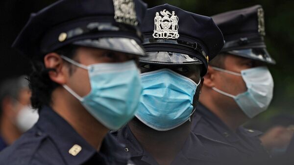 Cảnh sát đứng quây trong lúc diễn ra cuộc biểu tình trên đường phố New York - Sputnik Việt Nam