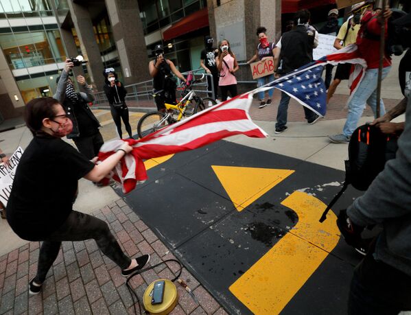 Người biểu tình xé cờ Mỹ ở North Carolina - Sputnik Việt Nam