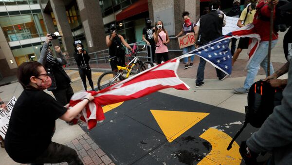 Người biểu tình xé cờ Mỹ ở North Carolina - Sputnik Việt Nam