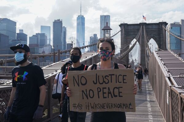Các thành viên cuộc biểu tình trên đường phố New York phản đối cảnh sát gây ra cái chết cho người Mỹ gốc Phi George Floyd  - Sputnik Việt Nam