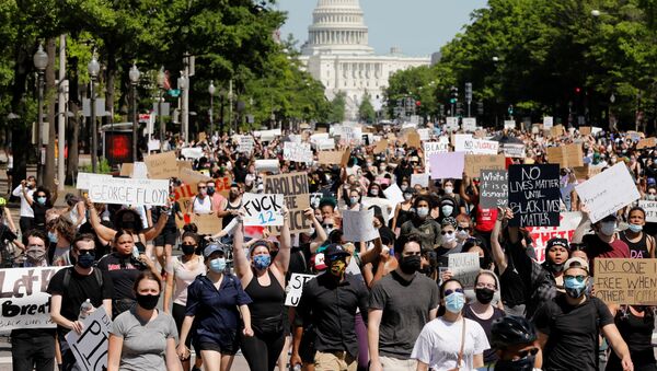 Đám đông biểu tình bên ngoài Điện Capitol trụ sở Quốc hội Hoa Kỳ ở Washington - Sputnik Việt Nam