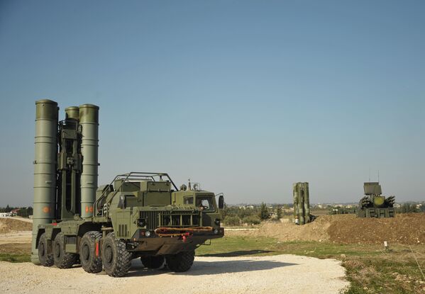 Tổ hợp tên lửa chống máy bay Nga S-400 đã triển khai ở Syria - Sputnik Việt Nam