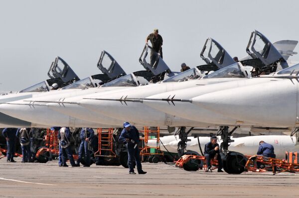 Máy bay Su-24M ở căn cứ không quân tại sân bay “Baltimor”, tỉnh Voronhez. - Sputnik Việt Nam