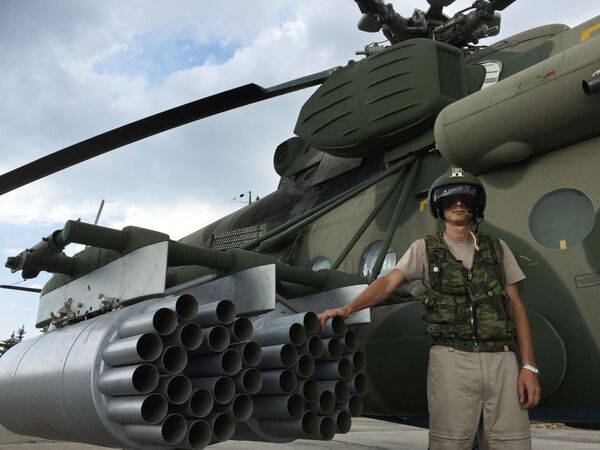 Một phi công bên trực thăng vận tải – tấn công MI -8AMST tại sân bay “Hmeymim”, Syria. - Sputnik Việt Nam