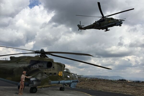 Một nhân viên kỹ thuật bên cạnh trực thăng tấn công Mi-24 của Nga ở sân bay “Hmeymim”, Syria - Sputnik Việt Nam