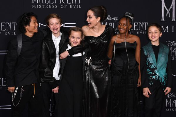 Nữ diễn viên Angelina Jolie với các con ở Hollywood - Sputnik Việt Nam