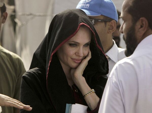 Nữ diễn viên Mỹ Angelina Jolie đến thăm trại tị nạn ở Pakistan - Sputnik Việt Nam