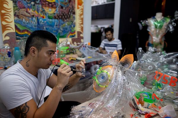 Họa sĩ Philippines Leeroy New chế tạo khẩu trang từ vật liệu tái chế - Sputnik Việt Nam
