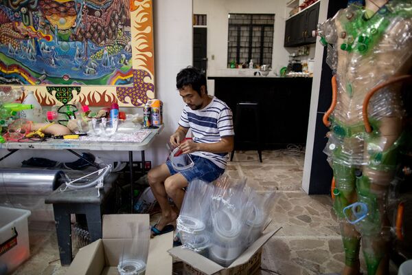Trợ lý Jerial Pastor của họa sĩ Philippines Leeroy New khi làm việc trong xưởng - Sputnik Việt Nam