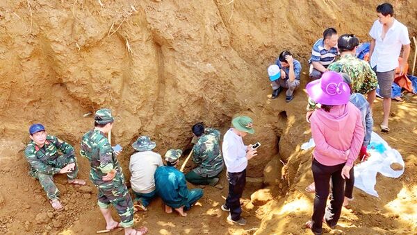 Khai quật hố chôn tập thể 17 chiến sĩ đặc công trong kháng chiến chống Mỹ - Sputnik Việt Nam
