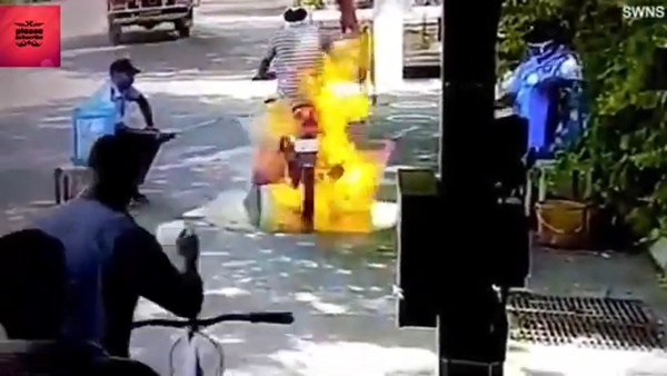 Một người Ấn Độ suýt cháy rụi khi xử lý xe máy bằng chất khử trùng - Sputnik Việt Nam