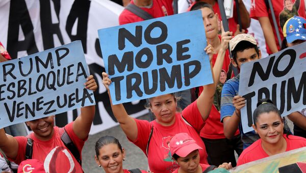 Những người ủng hộ Tổng thống Venezuela Nicolas Maduro trong một cuộc biểu tình chống lại các lệnh trừng phạt của Mỹ, Caracas - Sputnik Việt Nam