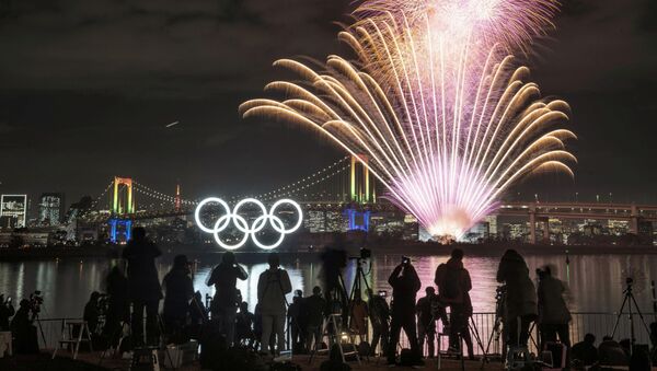 Pháo hoa gần các vòng tròn Olympic rực rỡ ở Tokyo - Sputnik Việt Nam