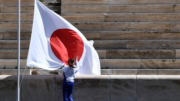 Vận động viên trên nền cờ Nhật Bản tại lễ trao tay ngọn lửa Thế vận hội Olympic mùa hè, Athens, Nhật Bản - Sputnik Việt Nam