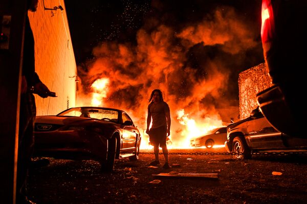 Những chiếc xe bị đốt cháy trong cuộc bạo loạn sau khi George Floyd chết dưới tay cảnh sát ở thành phố Minneapolis, Hoa Kỳ - Sputnik Việt Nam